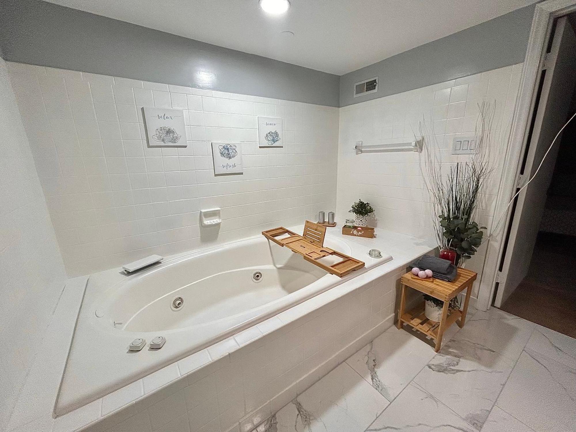 Comfy Lower Lvl Apt With Jetted Tub Near Uptown And Unc ชาร์ล็อต ภายนอก รูปภาพ